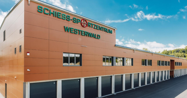 1920x900 2 Schiess Sportzentrum Westerwald Ransbach Baumbach Deutschland hinterlueftete Fassade 2021 Interbau Blink